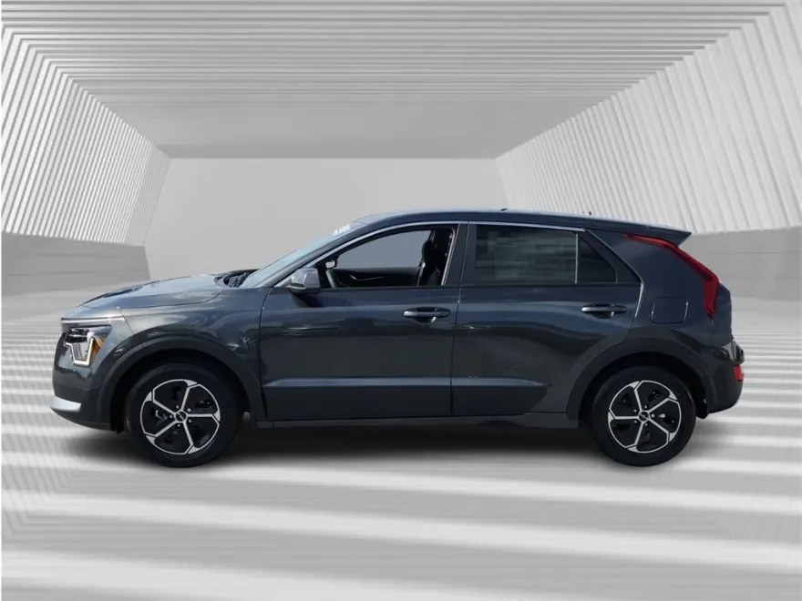 2025 Kia Niro LX photo 1