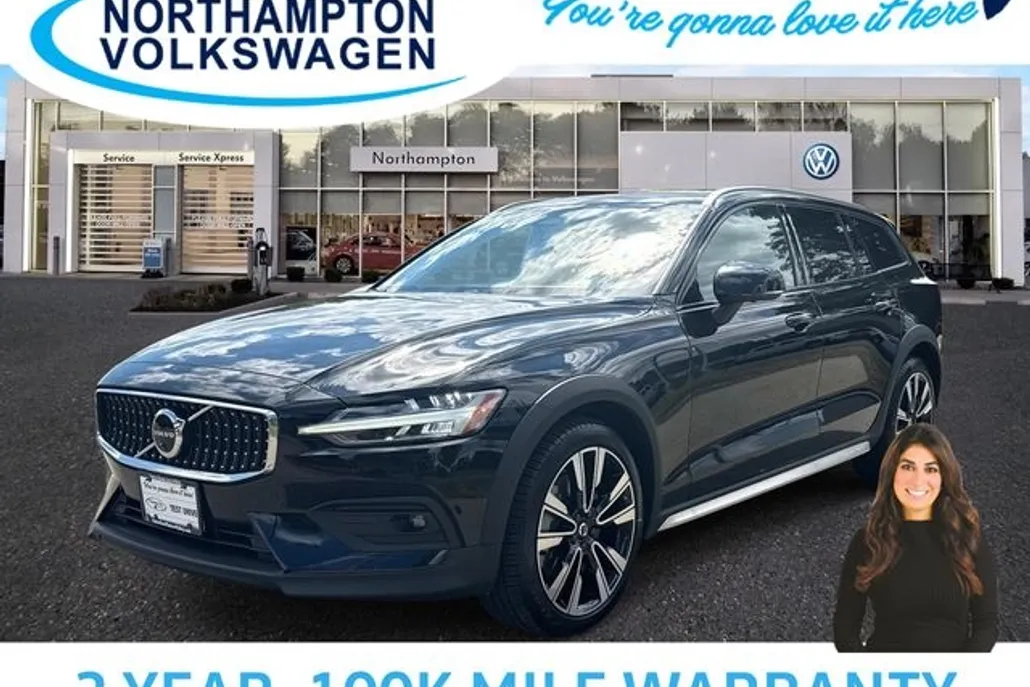 2025 Volvo V60 Cross Country B5 photo 1