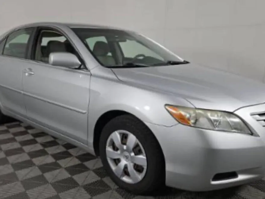 2009 Toyota Camry LE photo 1