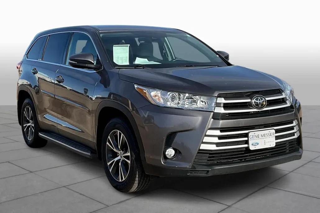 2019 Toyota Highlander LE Plus photo 1