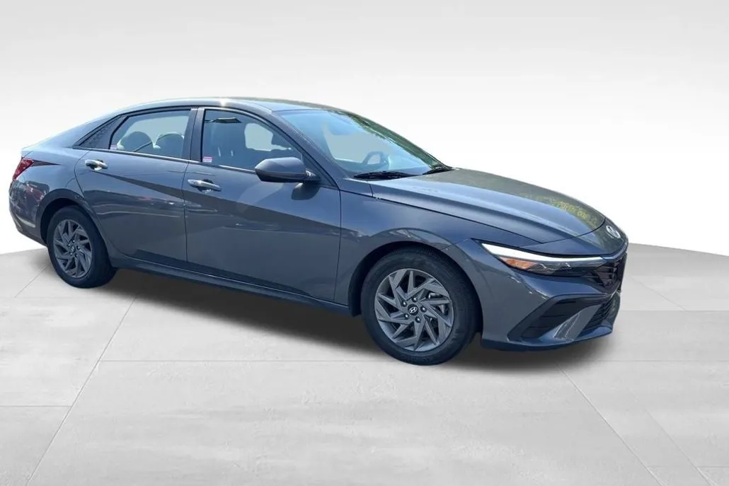 2024 Hyundai Elantra SEL photo 1
