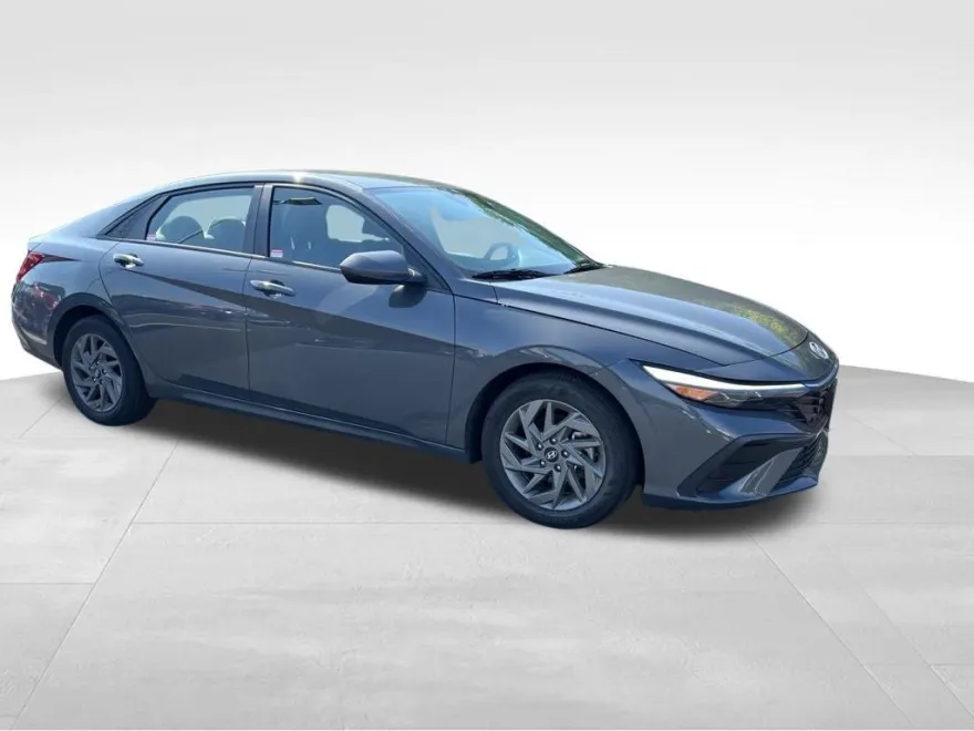 2024 Hyundai Elantra SEL photo 1