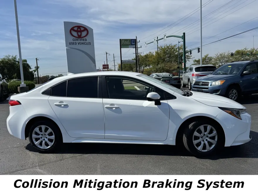 2020 Toyota Corolla LE photo 1