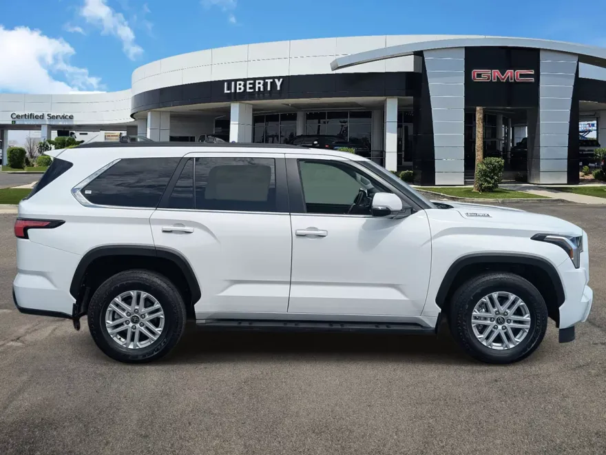 2024 Toyota Sequoia SR5 photo 1