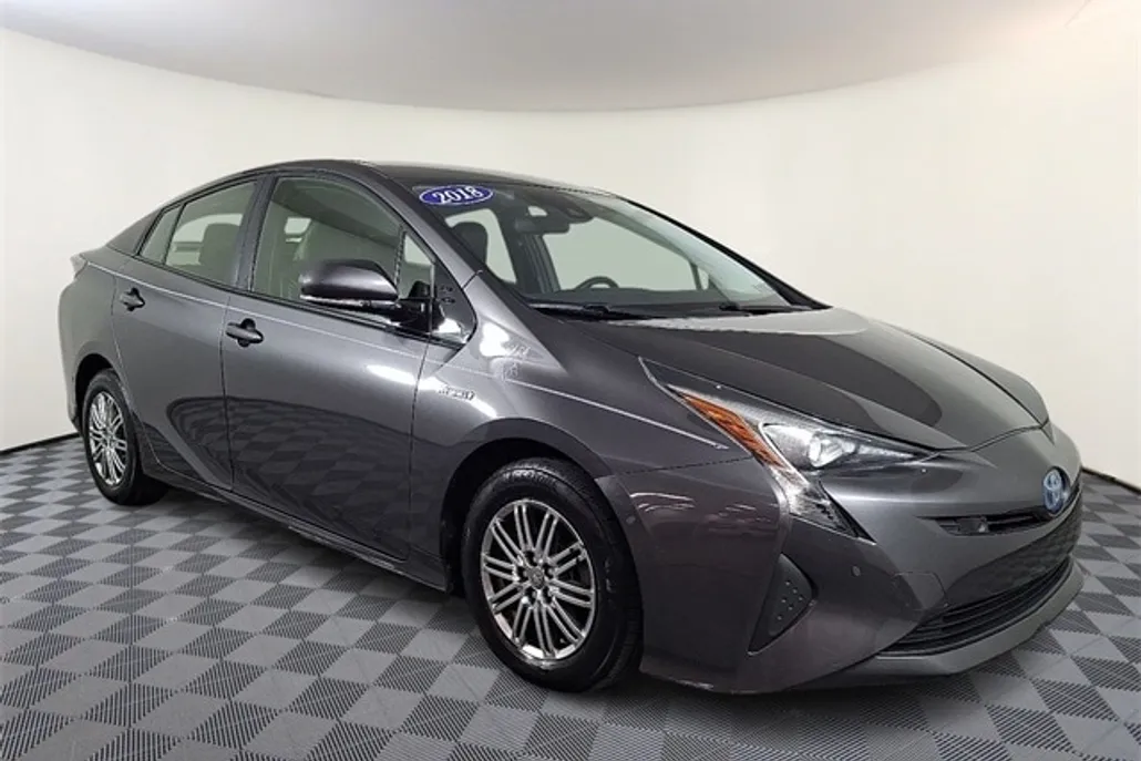 2018 Toyota Prius Three photo 1