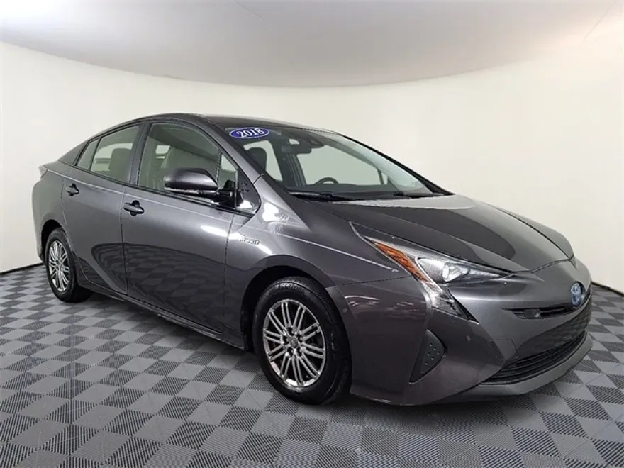 2018 Toyota Prius Three photo 1