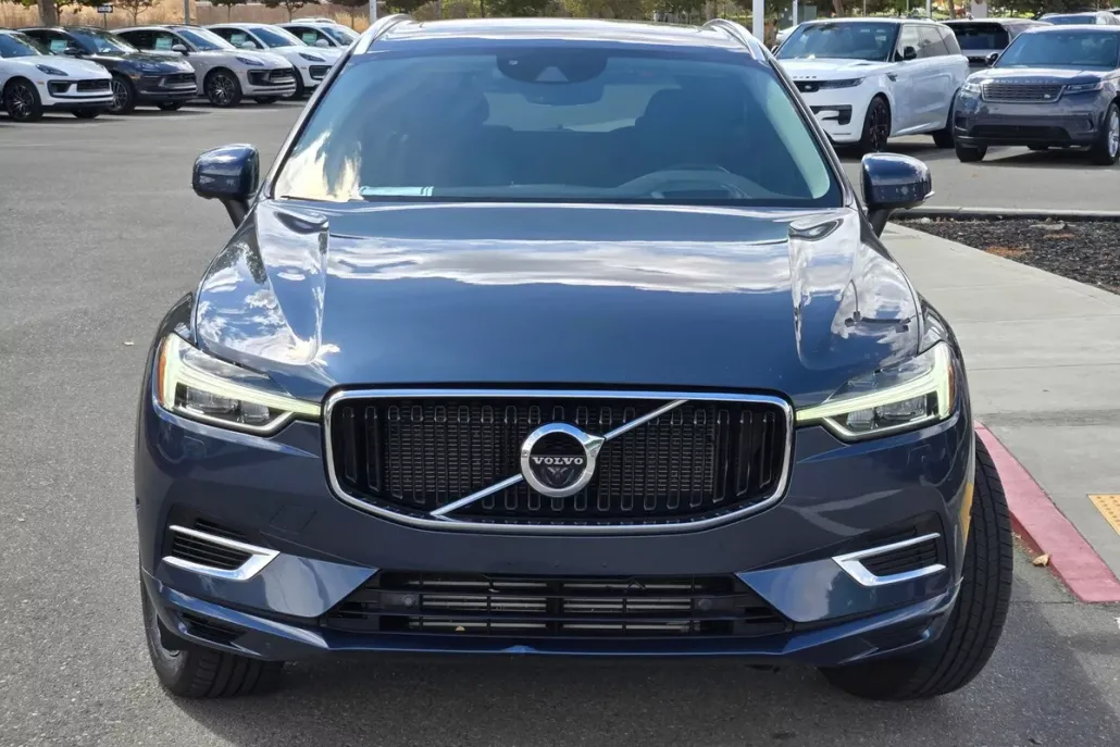 2018 Volvo XC60 Momentum photo 1