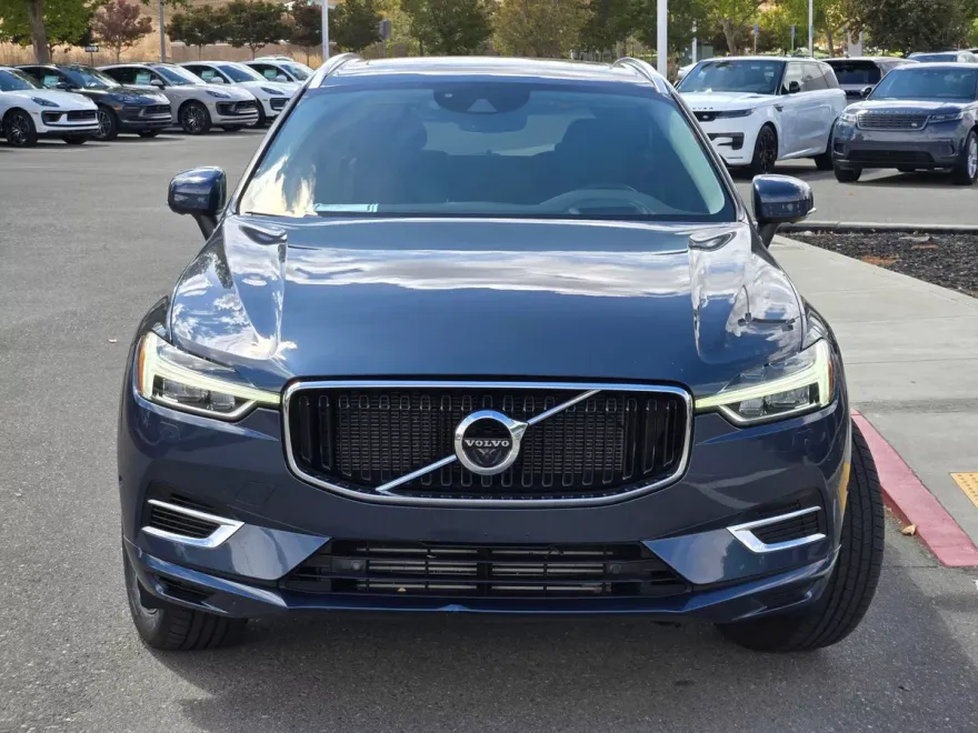 2018 Volvo XC60 Momentum photo 1