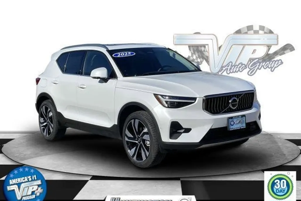 2025 Volvo XC40 photo 1