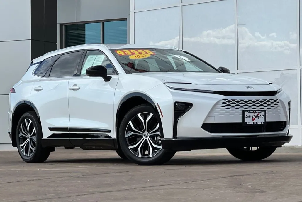 2025 Toyota Crown Signia XLE photo 1