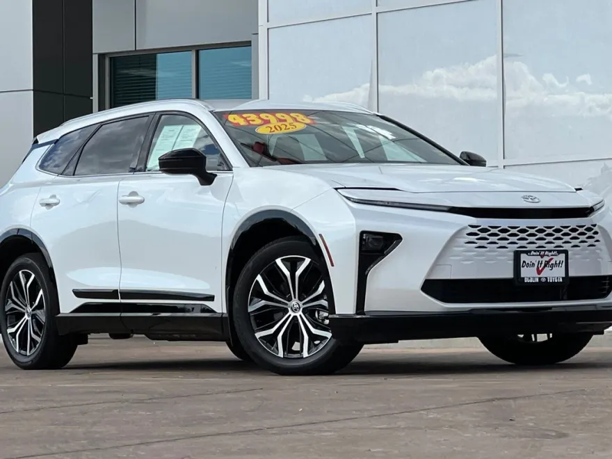 2025 Toyota Crown Signia XLE photo 1