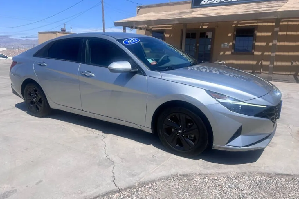 2022 Hyundai Elantra SEL photo 1