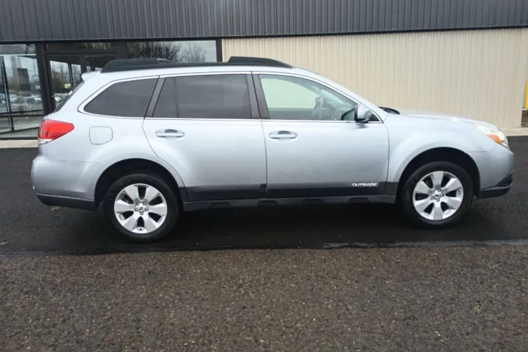 2012 Subaru Outback 2.5i Limited photo 1