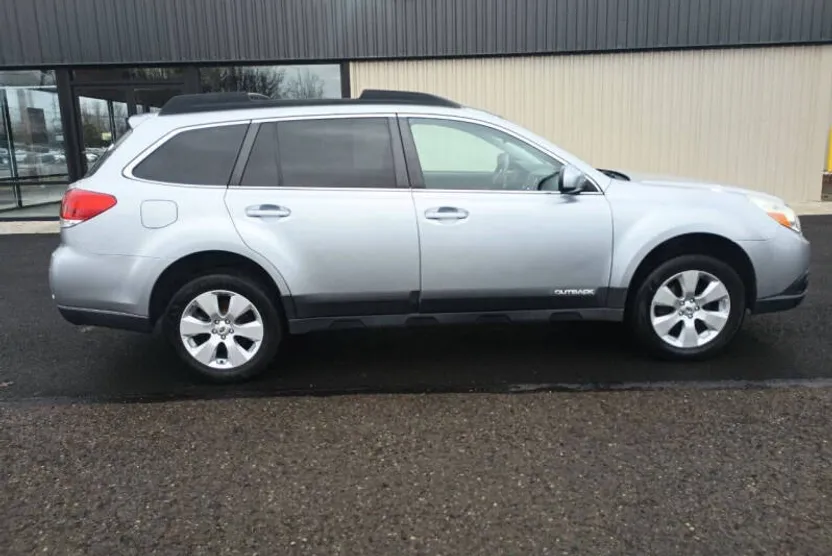 2012 Subaru Outback 2.5i Limited photo 1