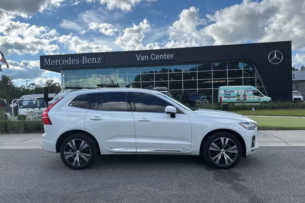 2022 Volvo XC60 B5 Inscription photo 1