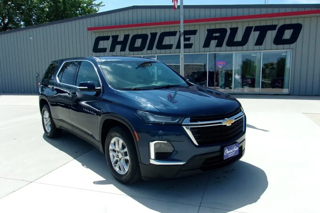 2023 Chevrolet Traverse LS photo 1