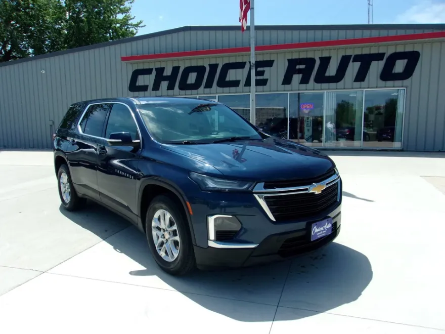 2023 Chevrolet Traverse LS photo 1