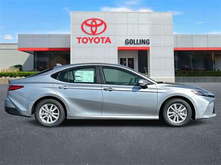 2026 Toyota Camry LE photo 1