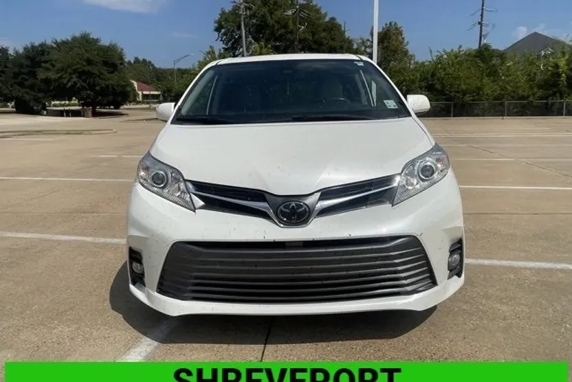 2020 Toyota Sienna XLE Premium photo 1