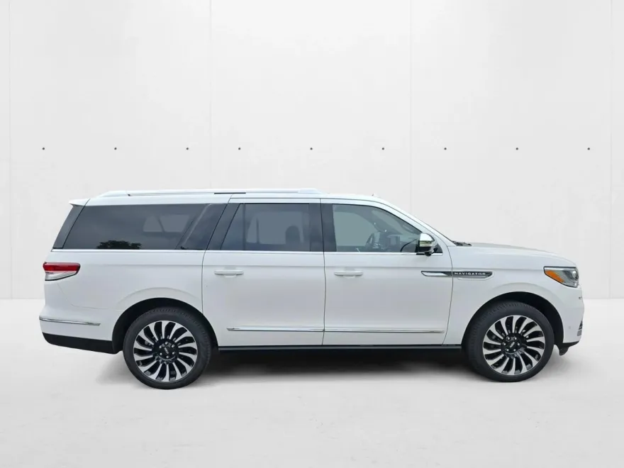 2024 Lincoln Navigator Black Label photo 1