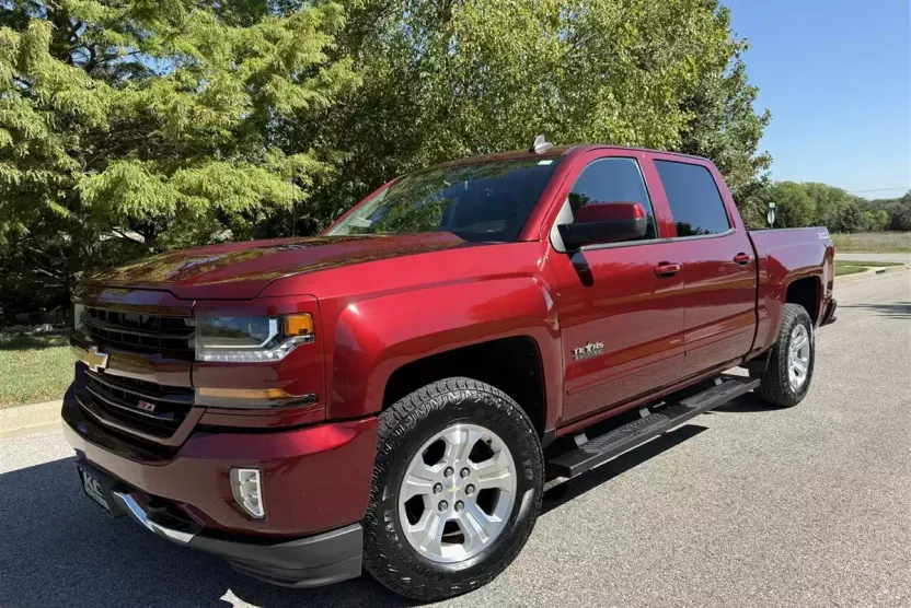 2017 Chevrolet Silverado 1500 LT photo 1