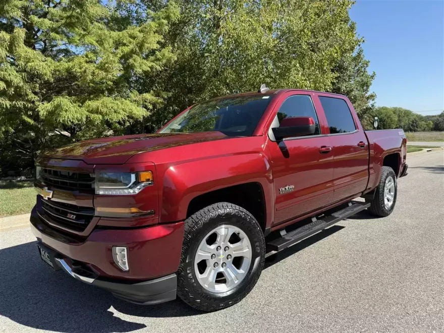 2017 Chevrolet Silverado 1500 LT photo 1