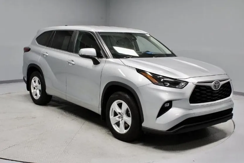 2024 Toyota Highlander LE photo 1