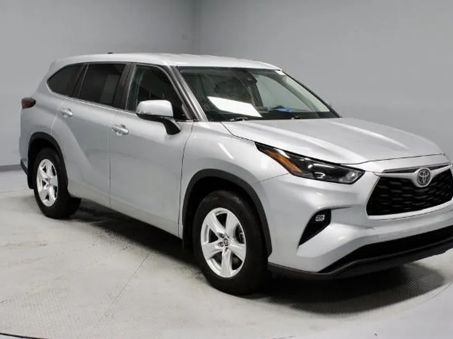 2024 Toyota Highlander LE photo 1
