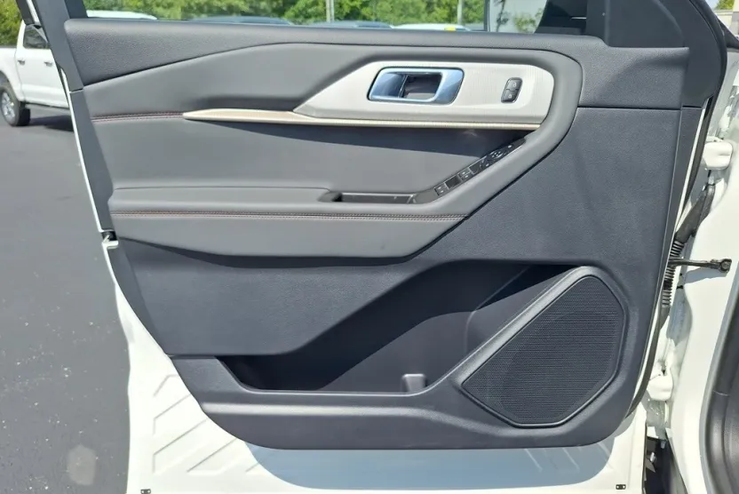2025 Ford Explorer photo 1