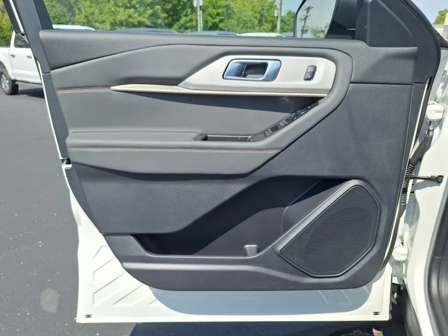 2025 Ford Explorer photo 1