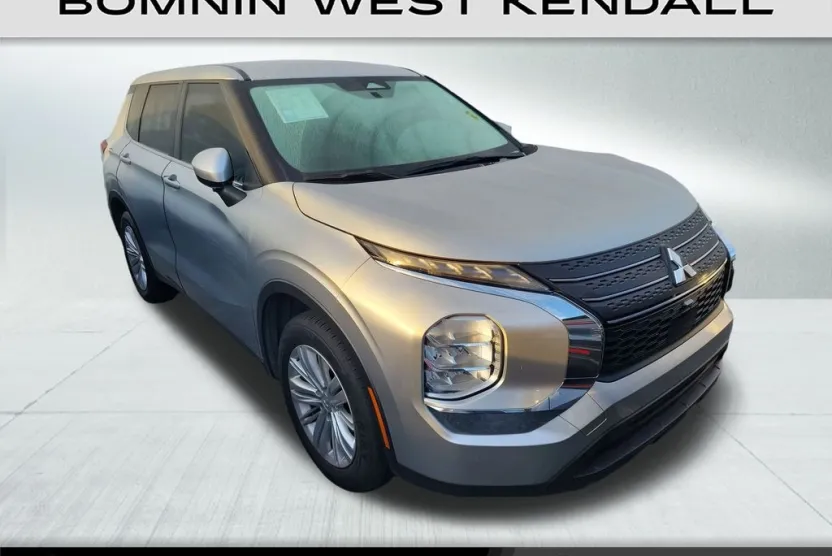 2024 Mitsubishi Outlander ES photo 1