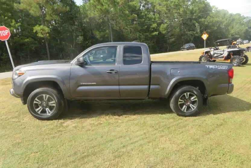 2016 Toyota Tacoma Access Cab photo 1