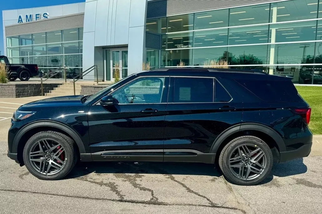 2025 Ford Explorer ST-Line photo 1