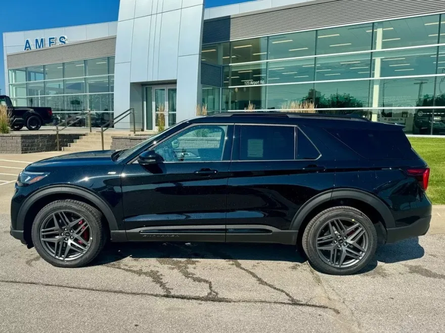 2025 Ford Explorer ST-Line photo 1