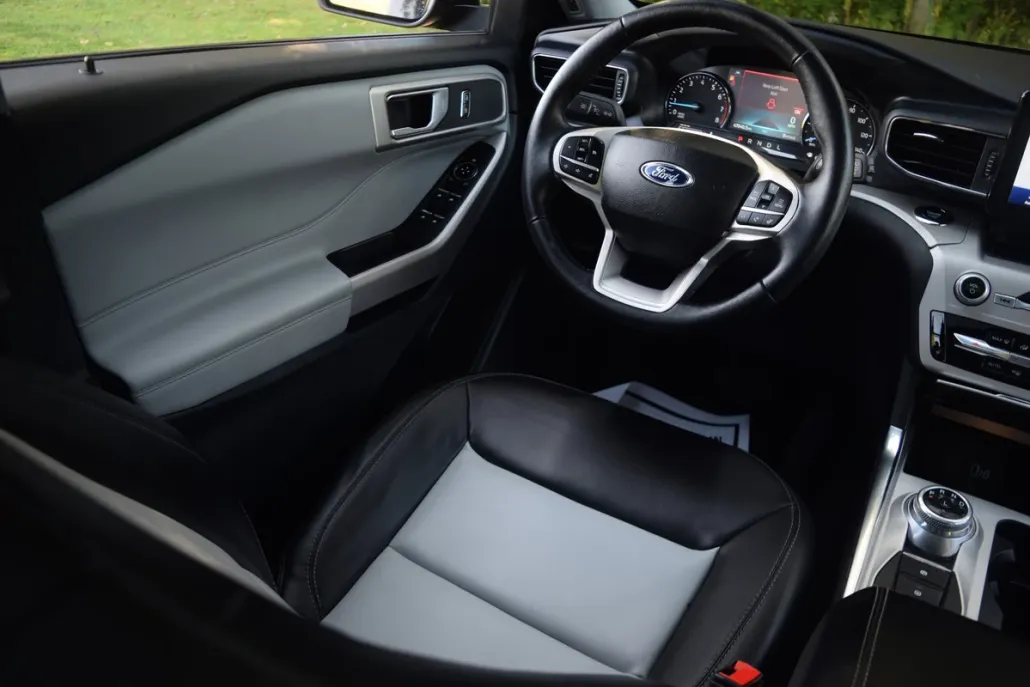 2023 Ford Explorer XLT photo 1