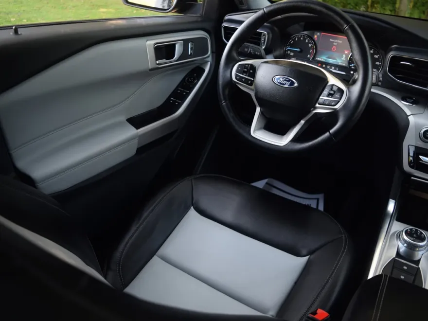 2023 Ford Explorer XLT photo 1