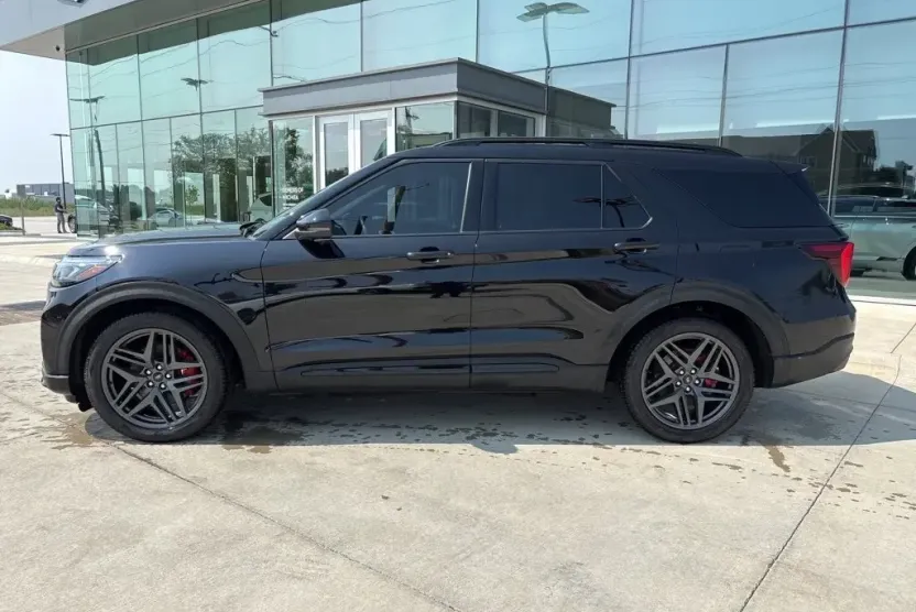 2025 Ford Explorer ST photo 1