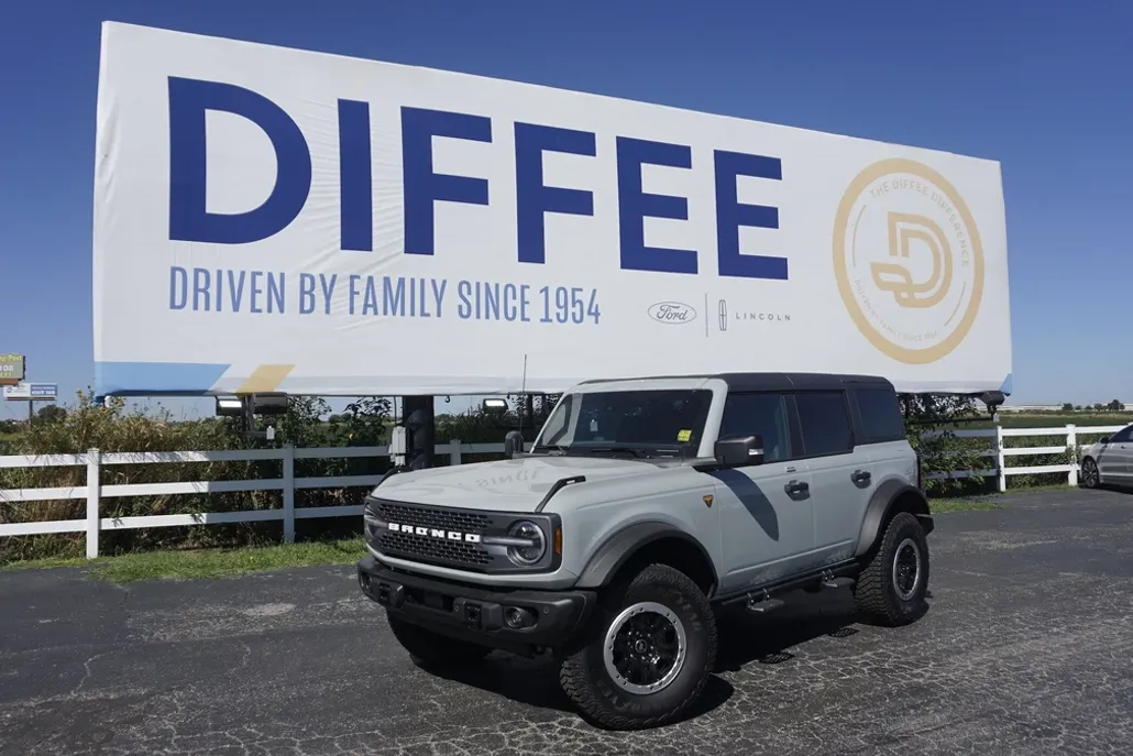 2023 Ford Bronco Badlands photo 1