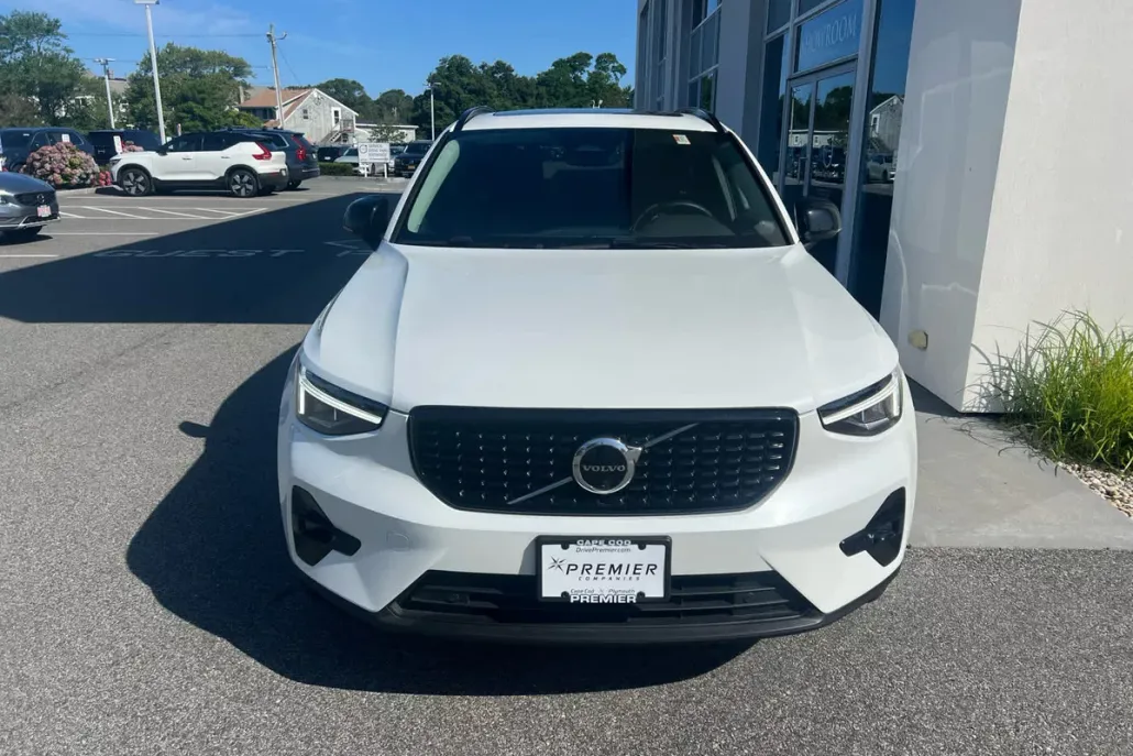 2025 Volvo XC40 Plus photo 1