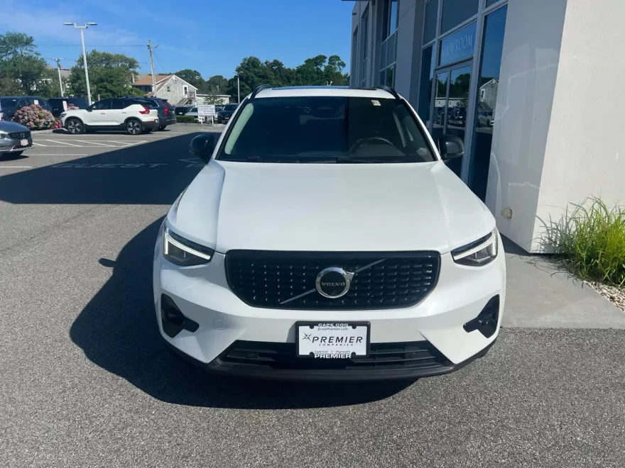 2025 Volvo XC40 Plus photo 1