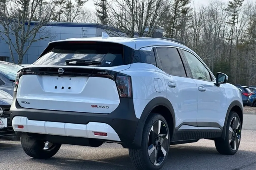 2025 Nissan Kicks SR photo 1