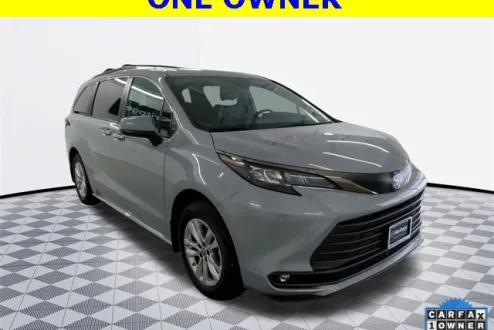 2022 Toyota Sienna XLE Woodland Edition photo 3