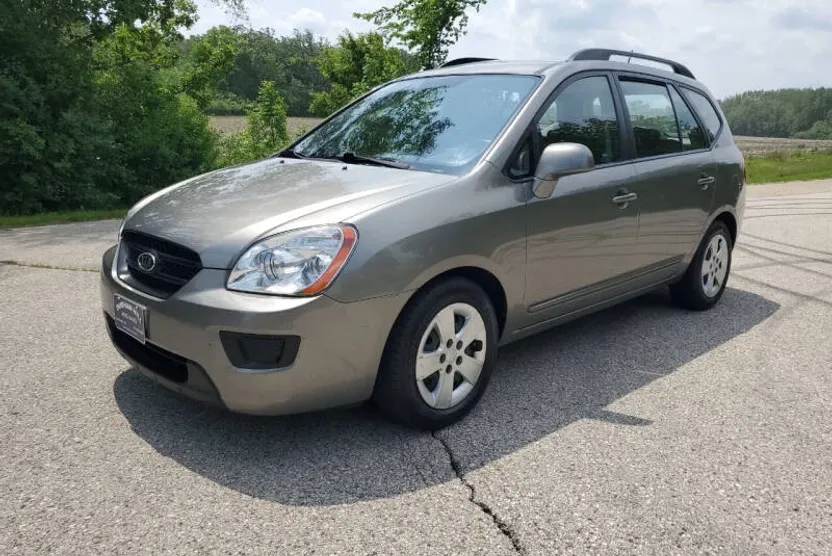 2009 Kia Rondo LX photo 1