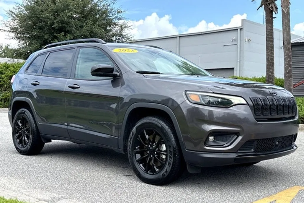 2023 Jeep Cherokee Altitude Lux photo 1