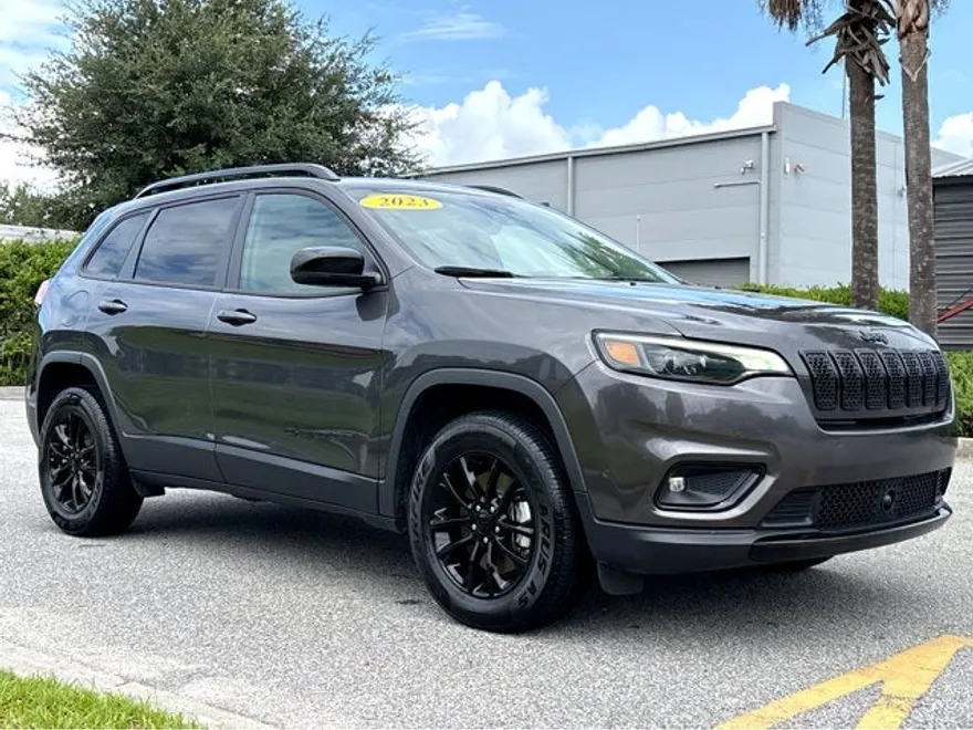 2023 Jeep Cherokee Altitude Lux photo 1