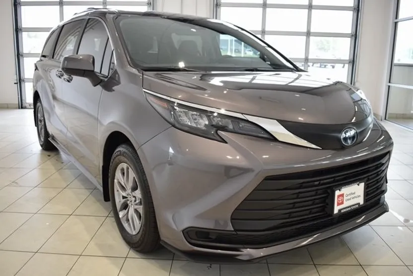 2024 Toyota Sienna LE photo 1