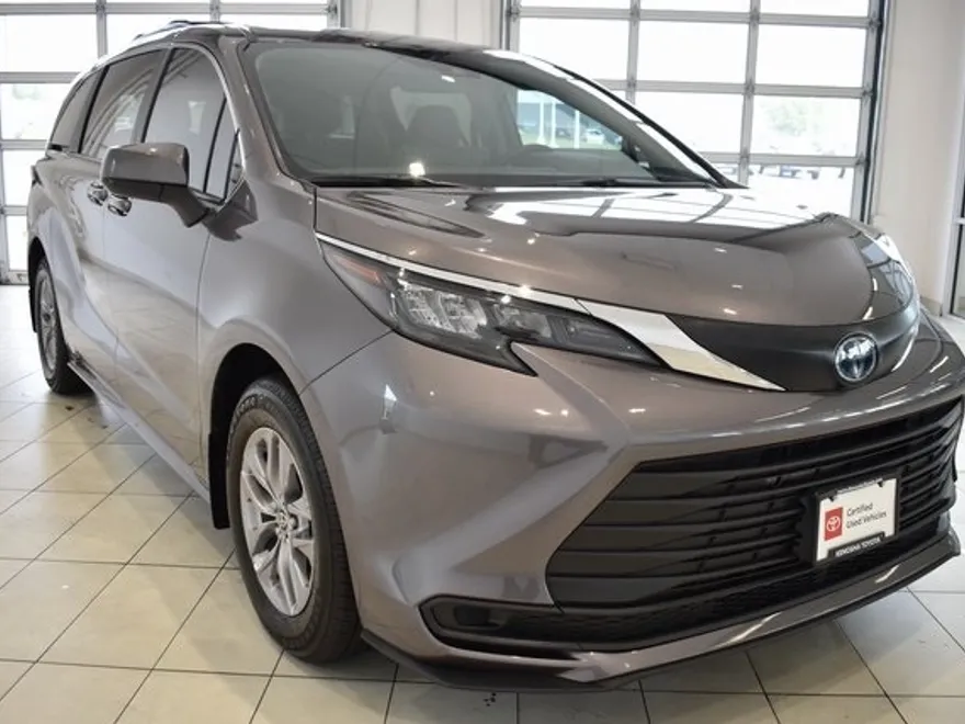 2024 Toyota Sienna LE photo 1