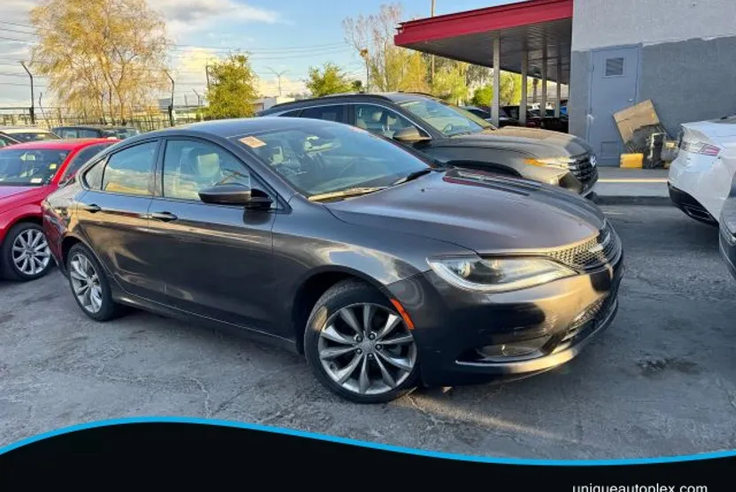 2016 Chrysler 200 photo 1