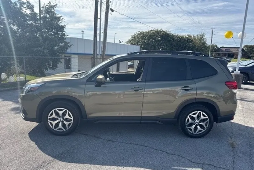 2024 Subaru Forester Premium photo 1