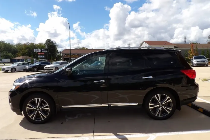 2018 Nissan Pathfinder Platinum photo 1